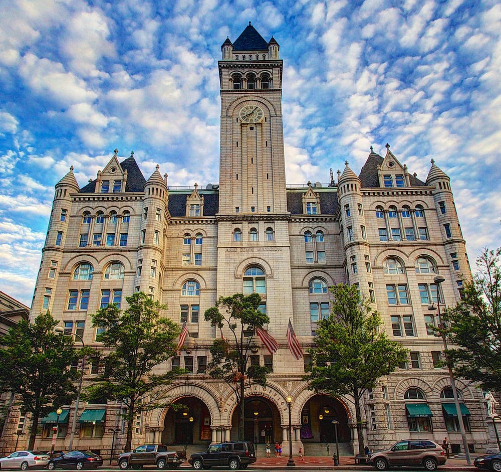 L’ancien bâtiment central de la poste centrale de Washington, DC, est aujourd’hui un hôtel appartenant à Donald Trump. Mike Peel/Wikimedia, CC BY-NC-SA.